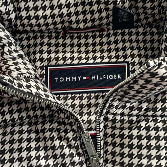 Like new Tommy Hilfiger puffer vest - Picture 2 of 3